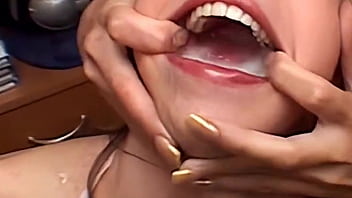 (Zoomed video) Kelly Wells opens her whore'_s mouth with pleasure when there is sperm!