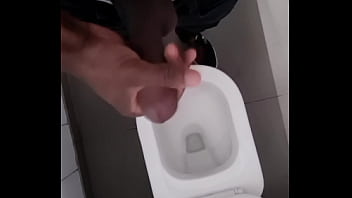 Masturbaç_ã_o em banheiro