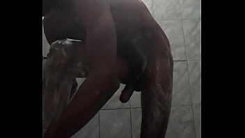 Exibindo minha piroca grossa no banho